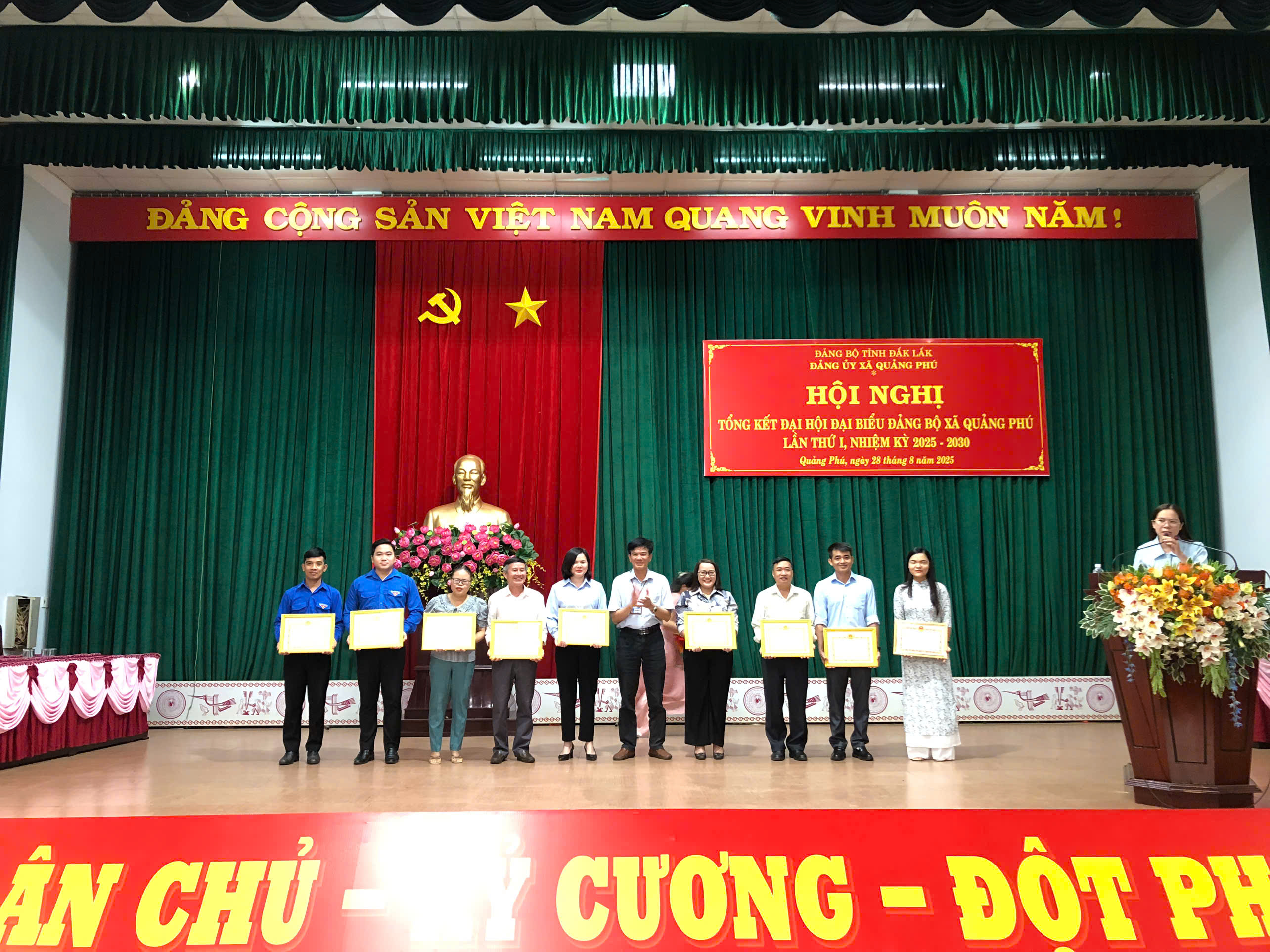 Chủ tịch UBND xã tặng giấy khen